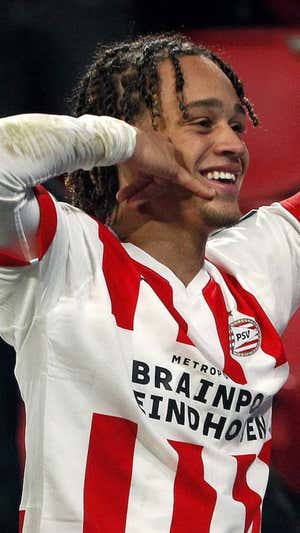 Simons celebra un gol con el PSV.  EFE