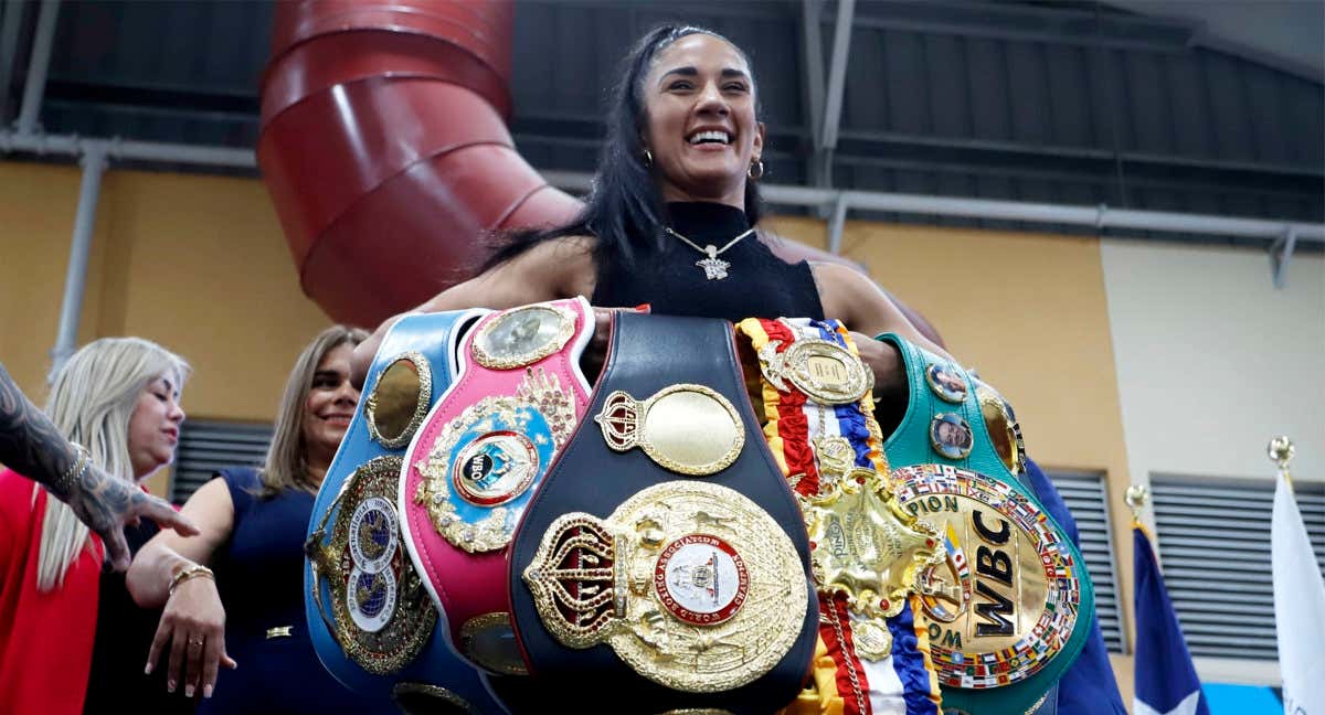 Amanda Serrano posa junto a los cinturones de sus cinco títulos de la división pluma de boxeo./EFE