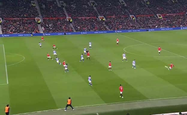 Eriksen lanza una diagonal hacia Antony.