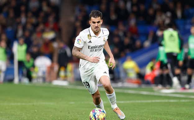 Ceballos conduce la pelota contra el Elche.  EP