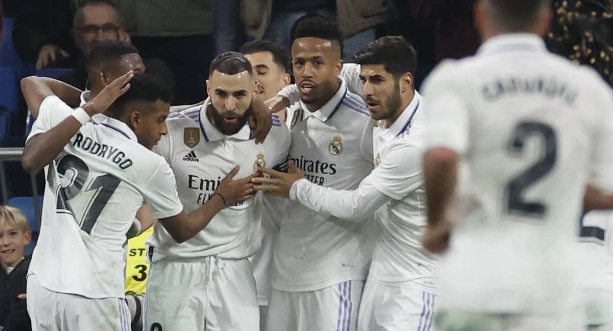 Los jugadores del Real Madrid celebran el primer gol de Benzema. /EFE