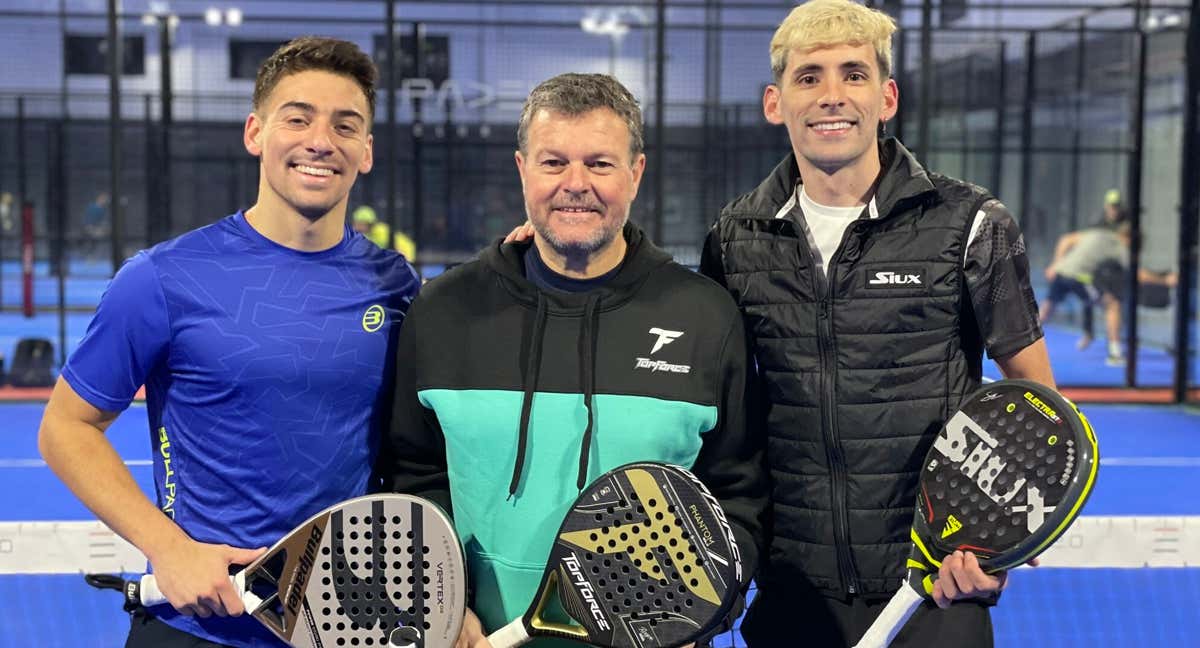 Los Superpibes junto a Carlos Pozzoni./INSTAGRAM