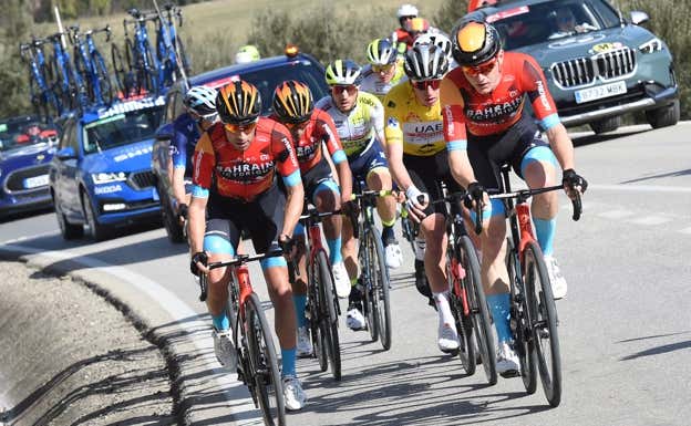 El equipo Bahrain Victorious aisló sin éxito a Tadej Pogačar hoy en la Vuelta a Andalucía.  KARLIS MEDRANO