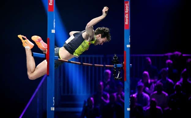 Pal Haugen Lillefose durante una competición de salto de pértiga.  Reuters