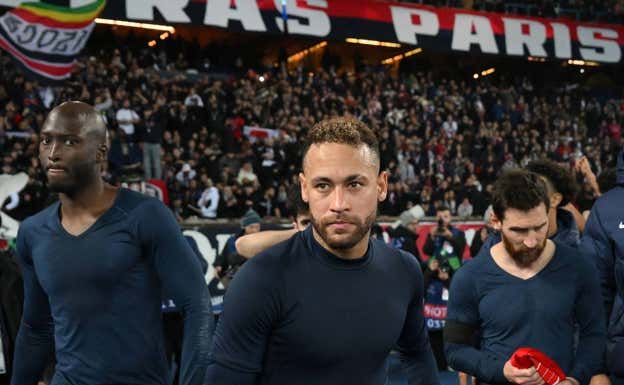 Danilo, Neymar y Messi tras el partido.  AFP