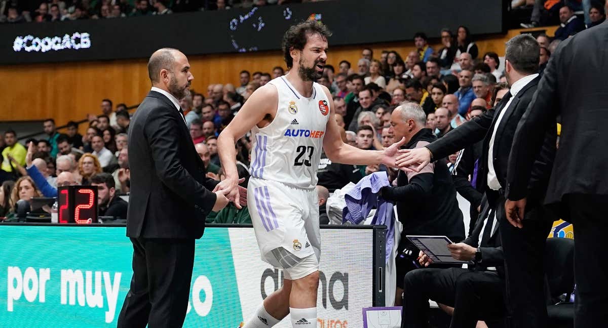 Sergio Llull se retira al banquillo tras lesionarse ante el Valencia Basket. /Noelia Gómez