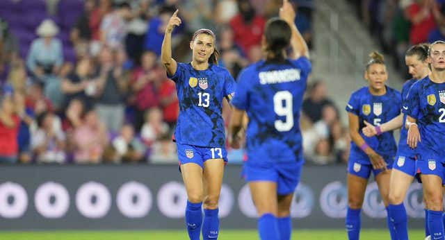 Reconocimiento de leyenda a Alex Morgan por sus 200 partidos con la Selección de Estados Unidos