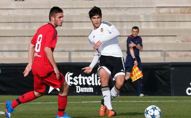 Carlos Soler en un partido de Youth League cuando le entrenaba Baraja.  Valencia C.F