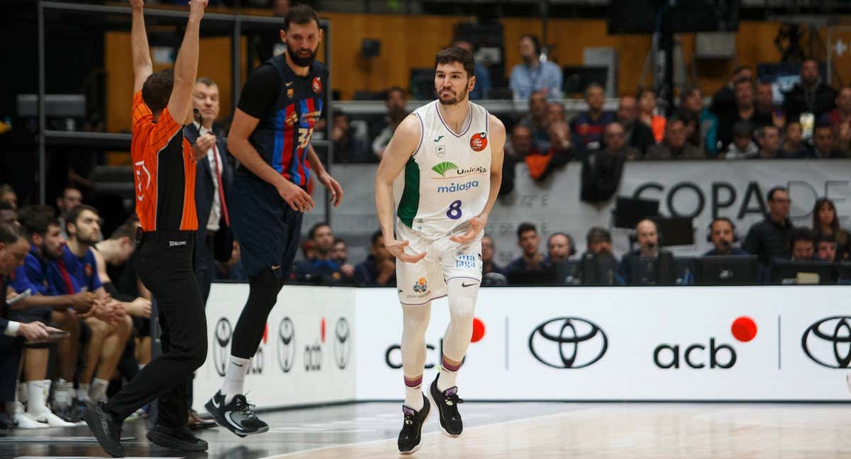 Dario Brizuela, durante el partido ante el Barça, con Mirotic al fondo. /ACB MEDIA