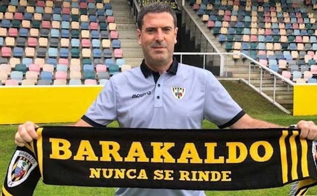 Imanol de la Sota posa con la bandera del club. Barakaldo CF