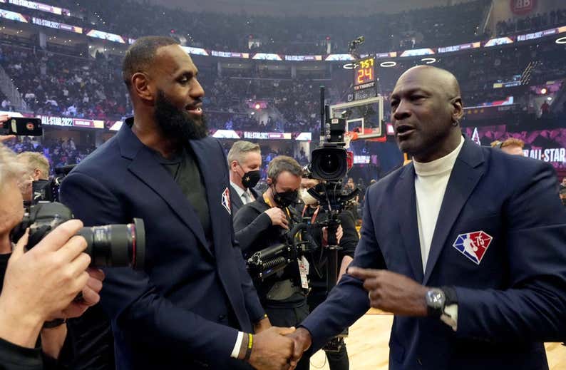 Michael Jordan cumple 60 años con la sombra de LeBron más cerca que nunca