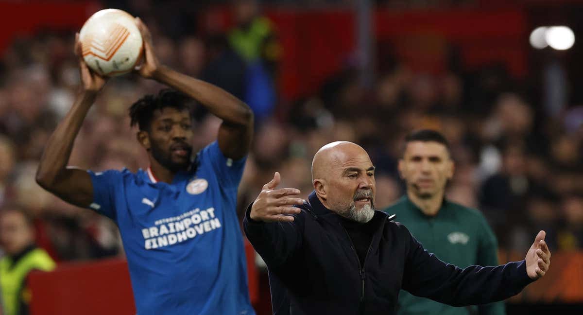 Jorge Sampaoli da instrucciones desde la banda ante el PSV./EFE