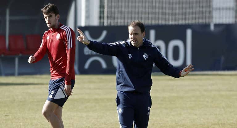 Jagoba Arrasate da instrucciones en el último entrenamiento antes de recibir al Real Madrid.