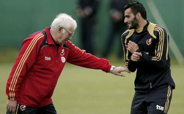 Luis Aragonés y Dani Güiza durante una concentración de la Selección española.  EFE