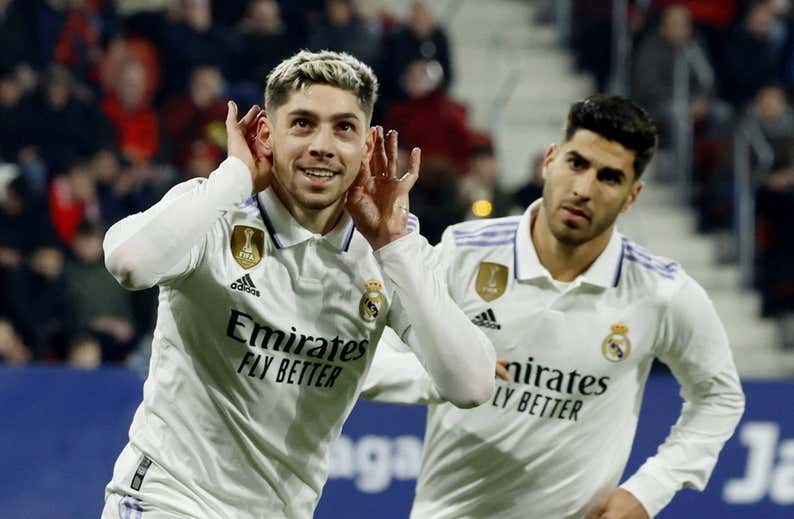 El Madrid replica en la distancia a un Liverpool que vuelve a latir al son del percebeiro Bajcetic