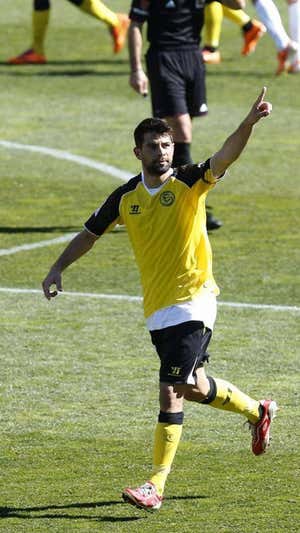 Coke celebra una victoria con el Sevilla, con su camiseta interior sobresaliendo.  EFE