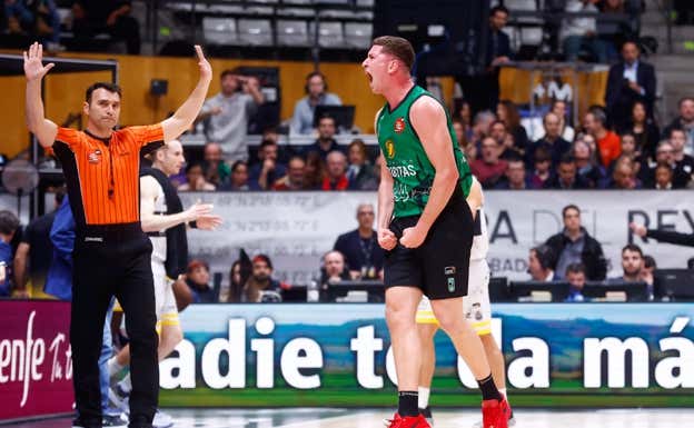 Joel Parra celebra una canasta. ACB Media