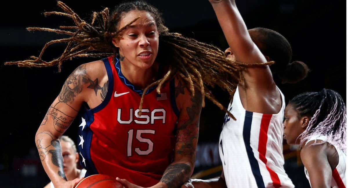 Brittney Griner intentando deshacerse de su rival. /REUTERS