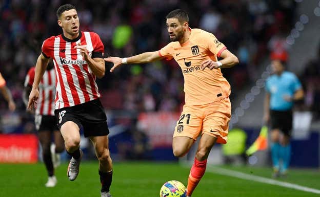 De Marcos cubre a Carrasco en una acción del Atlético-Athletic de la primera parte.  AFP