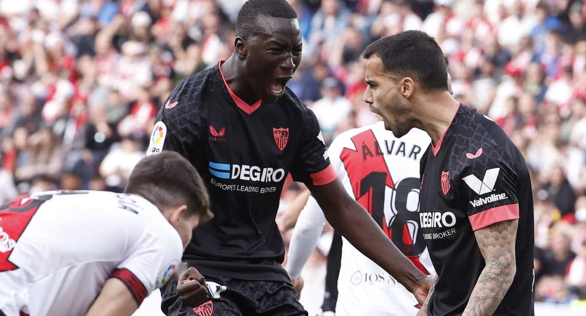 Suso celebra con efusividad su gol en Vallecas./EFE
