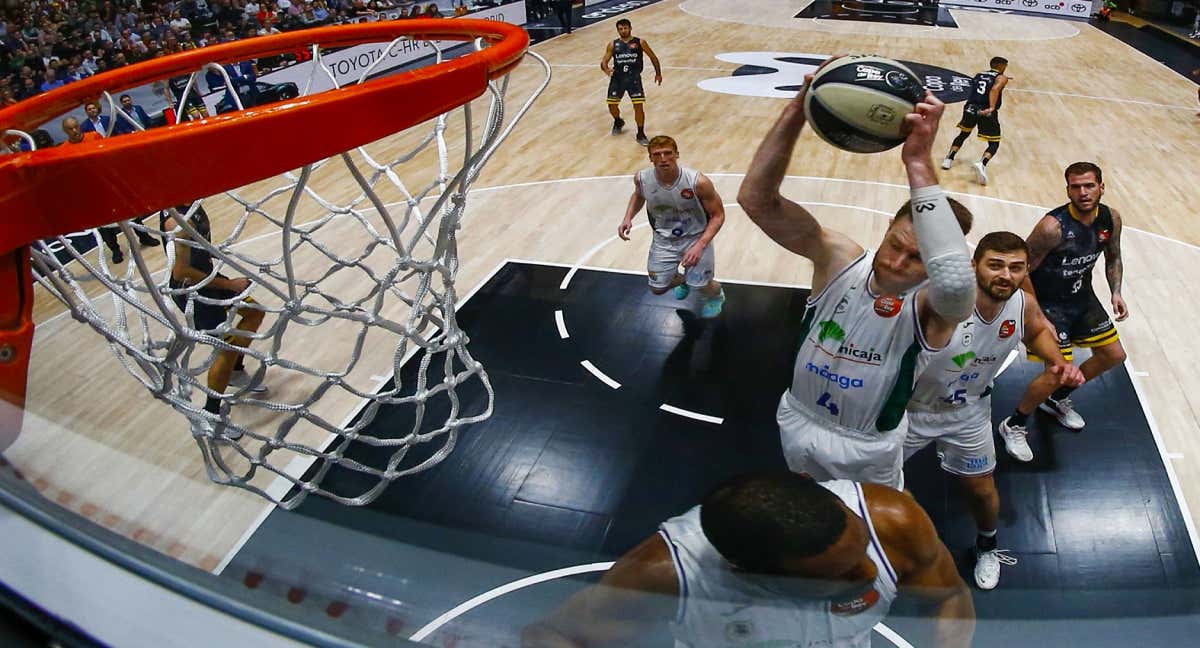 Tyler Kalinoski (1,93) captura uno de sus nueve rebotes en el partido./ACB Media