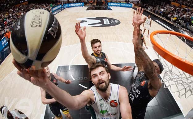 Kravish trata de anotar ante Cook. ACB Media
