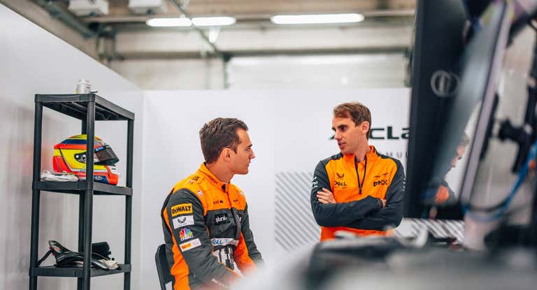 Álex Palou habla con uno de los ingenieros de McLaren F1 durante uno de sus test con el equipo.