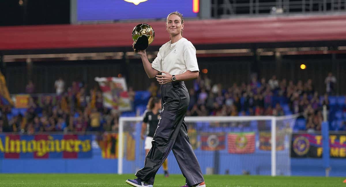 Alexia Putellas, con el Balón de Oro, en el Camp Nou. /GETTY