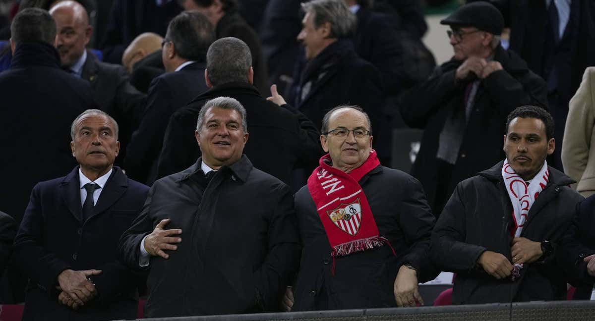 El presidente del Sevilla, José Castro, junto a Joan Laporta./EFE