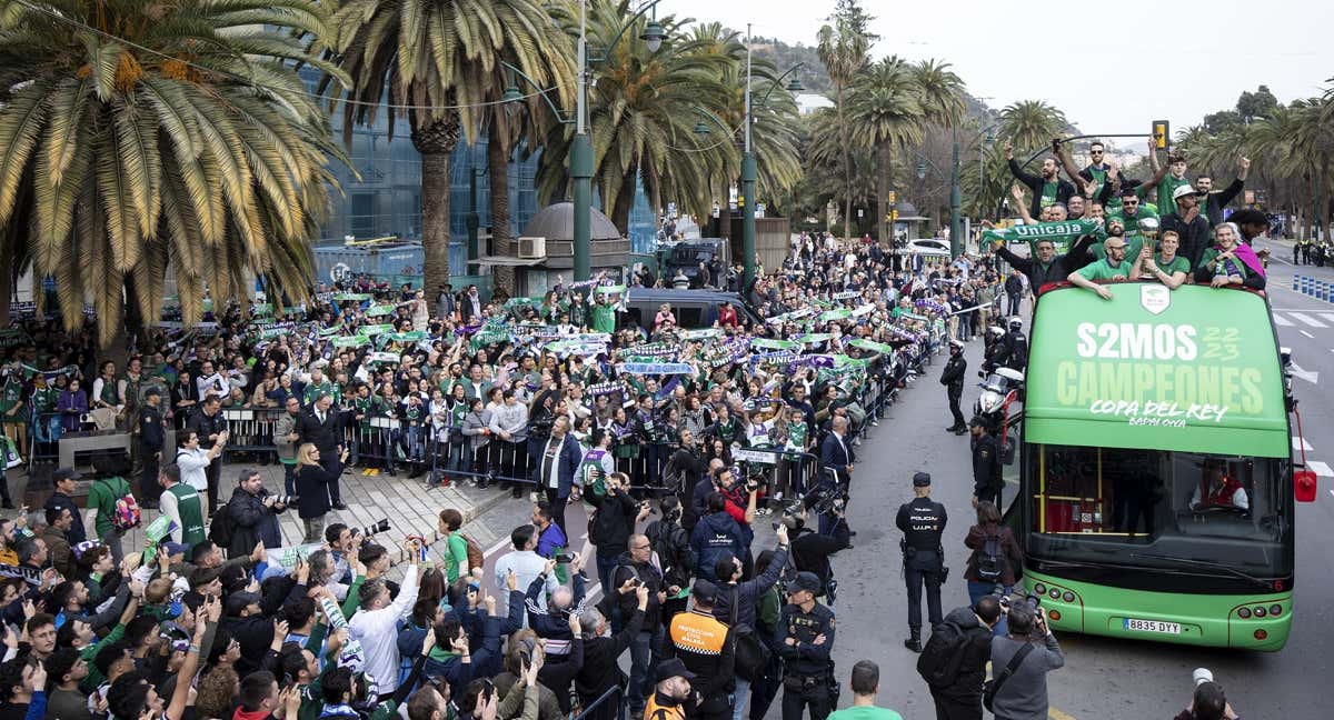 Un momento de la celebración del Unicaja este lunes por las calles de Málaga tras proclamarse ayer domingo campeón de la Copa del Rey al derrotar al Lenovo Tenerife./EFE