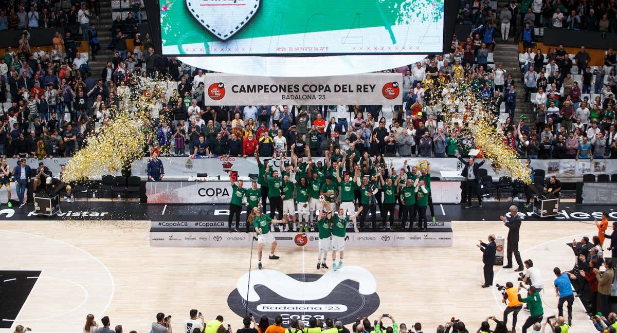 Darío Brizuela y Alberto Díaz levanta el trofeo de la Copa ACB./ ACB MEDIA