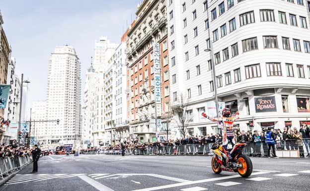 Marc Márquez se da un baño de masas en plena Gran Vía de Madrid.  Red Bull Content Pool