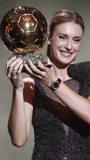 Alexia Putellas, con el Balón de Oro.  REUTERS/Benoit Tessier