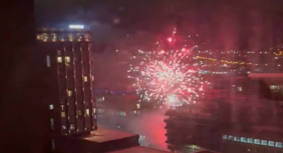 Momento del lanzamiento de fuegos artificiales al hotel del Real Madrid./Twitter