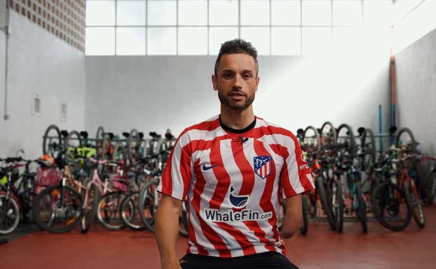 Jairo Ruiz posa con la camiseta del Atlético de Madrid. MICHÈLE NOVOVITCH