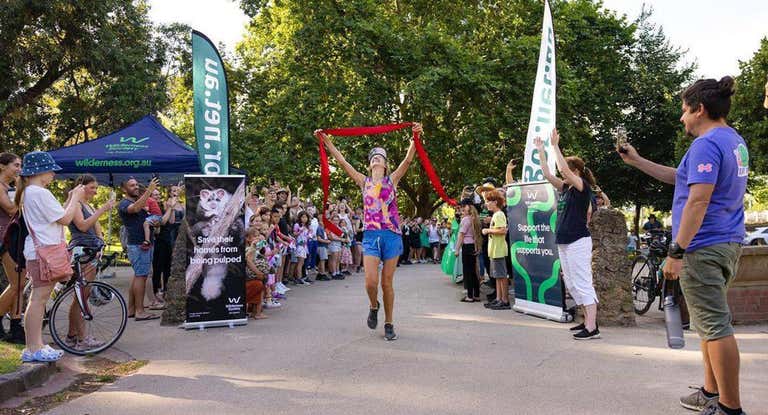 Erchana Murray-Bartlett al cruzar la línea de meta de la última maratón, en Melbourne.