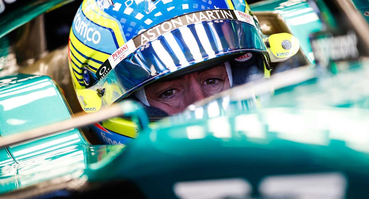 Fernando Alonso abordo de su nuevo Aston Martin./EFE
