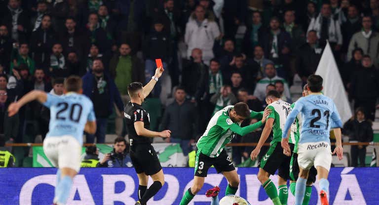 Luiz Felipe durante la acción con Iago Aspas.