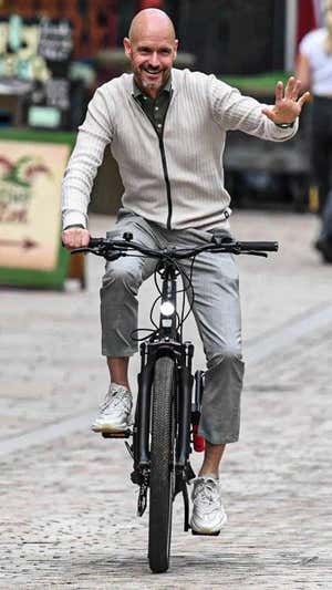 Ten Hag, en bicicleta por Mánchester  TWITTER: @ManUnitedZone_