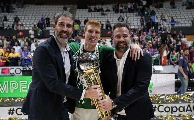 Las dos generaciones 'doradas' de Unicaja celebran la Copa ACB 2023.  ACB MEDIA