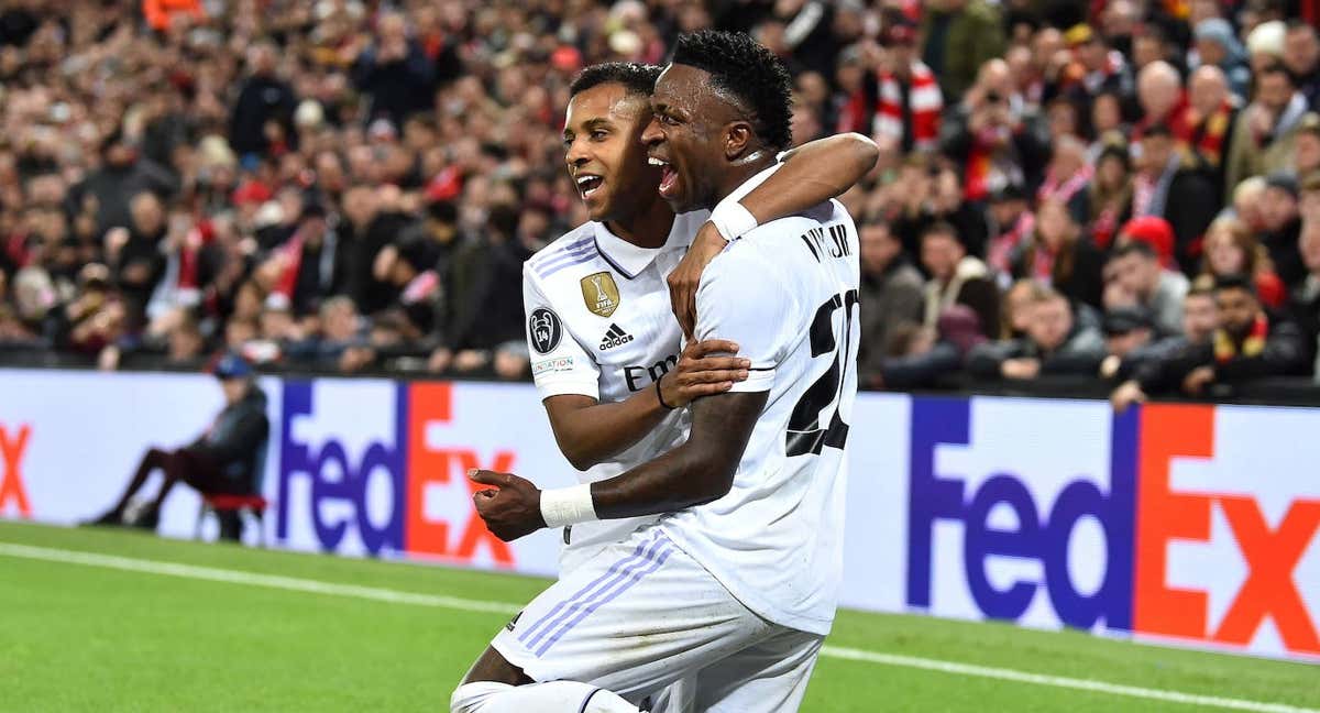 Rodrygo felicita a Vinicius tras el 1-2. /EFE