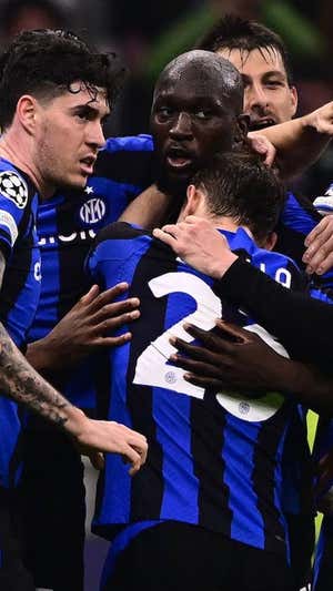 El abrazo entre Barella y Lukaku.  AFP