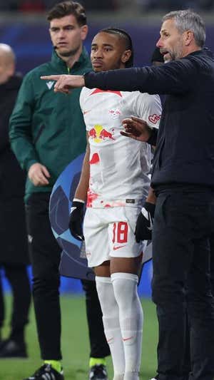 Nkunku antes de entrar al terreno de juego.  AFP