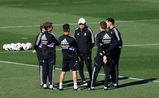 Ancelotti y su staff, en un entrenamiento en Valdebebas. GETTY