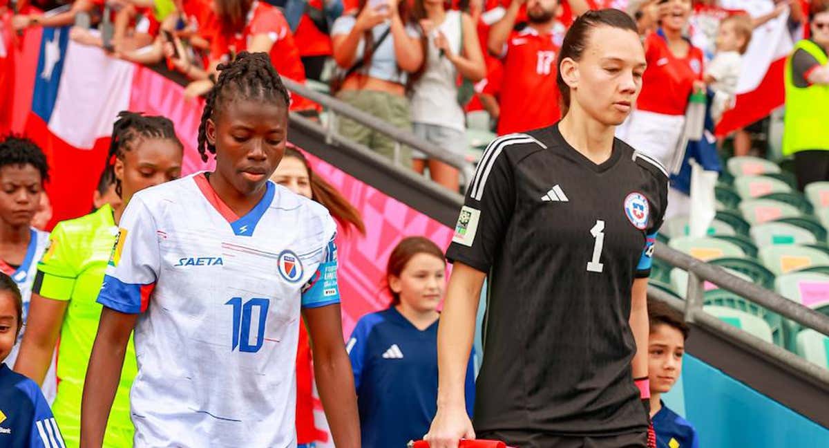 Durmonay, de Haití, y Endler, de Chile, antes de comenzar el partido de los playoffs del Mundial. /FIFA