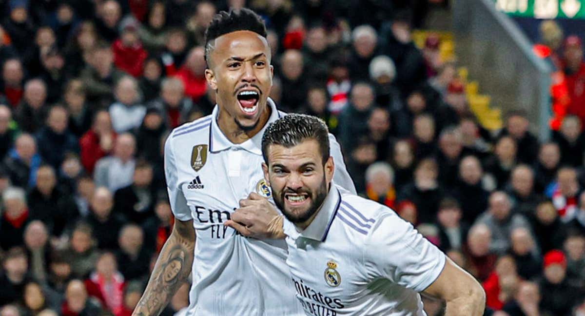 Nacho y Militao celebran el gol del brasileño ante el Liverpool./Real Madrid