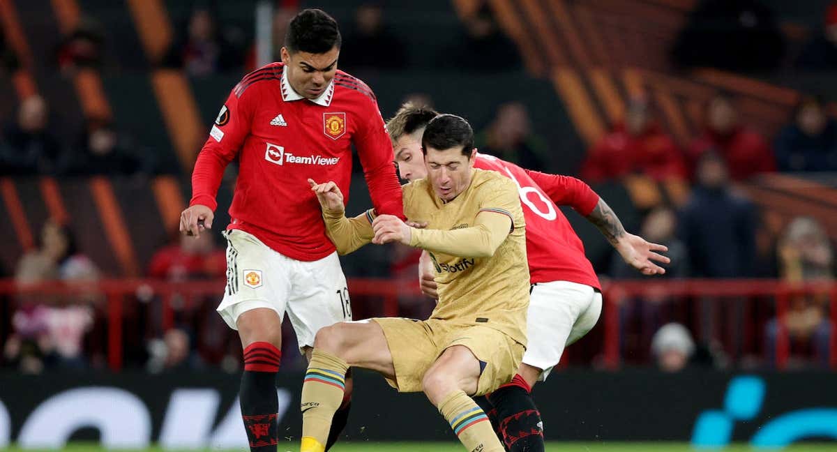 Lewandowski pierde un duelo ante Lisandro y Casemiro./GETTY