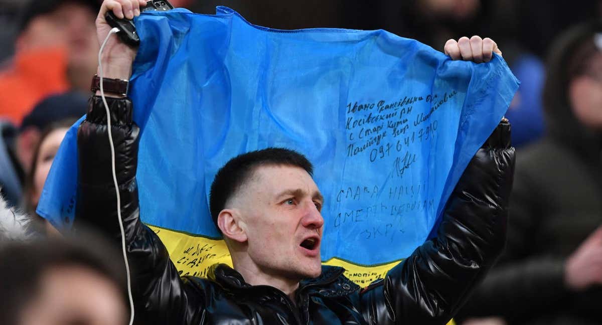 Aficionado ucraniano con una bandera de su país en el partido que el Shakhtar disputó en Polonia por Europa League./EFE