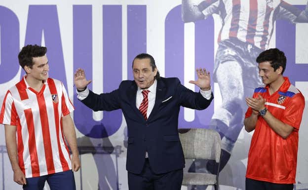 Futre, con su hijo Paulo (a la izquierda, con camiseta rojiblanca) y Fabio (a la derecha, con camiseta roja).  EFE