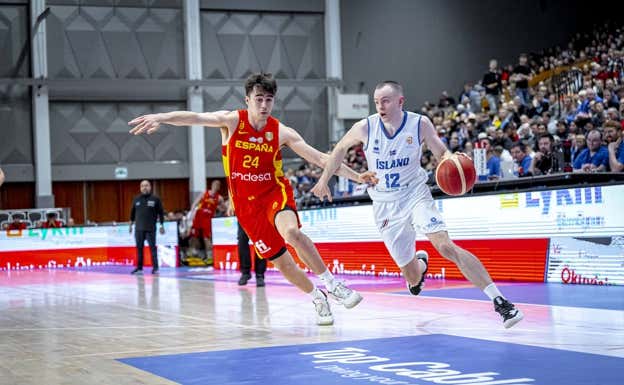 Juan Núñez ante Jonsson, en un lance del partido.  FEB